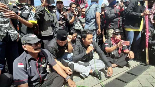 Demonstran saat berdialog dengan pimpinan cabang BRI Sampang. (zyn)