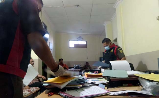 PROSES : Kejaksaaan Negeri Sampang saat melakukan penggeledahan di Dinas Pendidikan Sampang. (zyn)