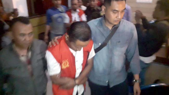 BUI : Tersangka AR dan MEW saat dibawa petugas ke rumah tahanan. (zyn)