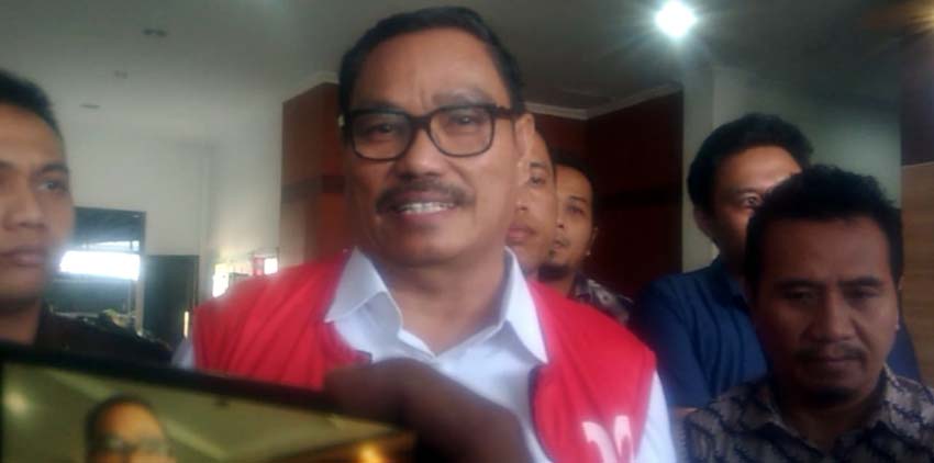 Tersangka kasus kasus proyek pembangunan Ruang Kelas Baru (RKB) SMPN II Ketapang saat diwawancarai wartawan saat keluar dari gedung Kejaksaan Negeri Sampang. (zyn)