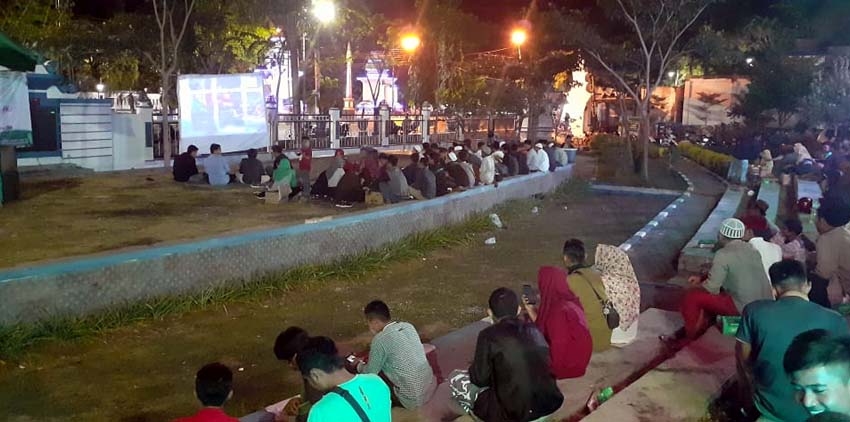 Suasana nonton bareng film Pengkhianatan G30S PKI di Taman Wijaya Kusuma. (zyn)