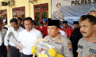 AKBP Didit Bambang Wibowo saat menunjukkan barang bukti kejahatan pada Ops Sikat Semeru tahun 2019. (zyn)