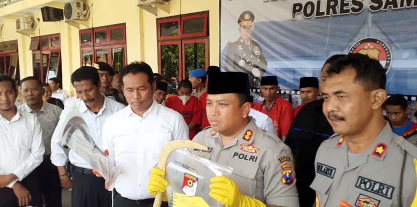 AKBP Didit Bambang Wibowo saat menunjukkan barang bukti kejahatan pada Ops Sikat Semeru tahun 2019. (zyn)