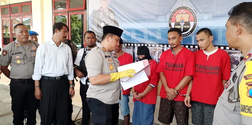 AKBP Didit Bambang Wibowo saat mengecek nama-nama tersangka pada tindak pidana narkotika. (zyn)