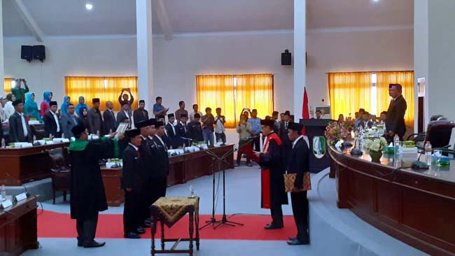 Pengucapan sumpah pimpinan DPRD Kabupaten Sampang masa jabatan 2019-2024. (zyn)