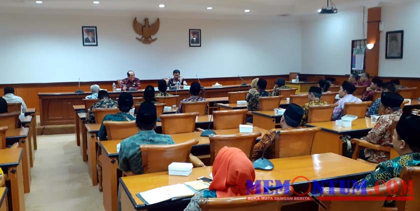 Suasana tes tulis dan wawancara bakal calon kepala desa di Aula Besar Pemkab Sampang. (zyn)