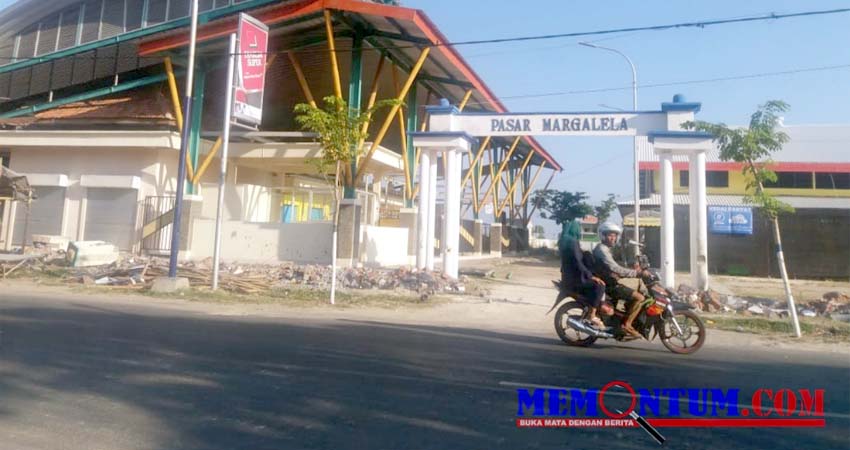 Pengendara melintas di depan Pasar Margalela yang tampak sepi. (zyn)