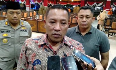 Bupati Sampang H Slamet Junaidi saat diwawancarai awak media setelah menerima kedatangan warga Sampang dari Papua. (zyn)