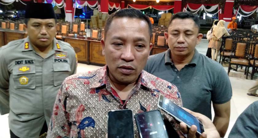 Bupati Sampang H Slamet Junaidi saat diwawancarai awak media setelah menerima kedatangan warga Sampang dari Papua. (zyn)