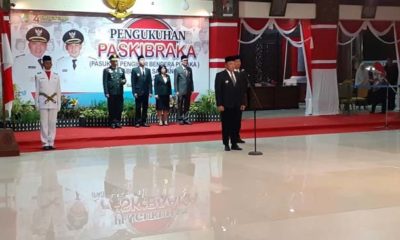 Bupati Sampang H Slamet Junaidi saat menjadi pembina upacara pengukuhan Paskibraka Kabupaten Sampang tahun 2019. (ist)