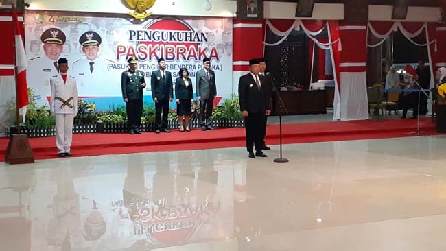 Bupati Sampang H Slamet Junaidi saat menjadi pembina upacara pengukuhan Paskibraka Kabupaten Sampang tahun 2019. (ist)