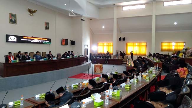 Suasana rapat paripurna pengucapan sumpah atau janji DPRD Sampang periode 2019-2024 di ruang sidang gedung DPRD Sampang. (ist)