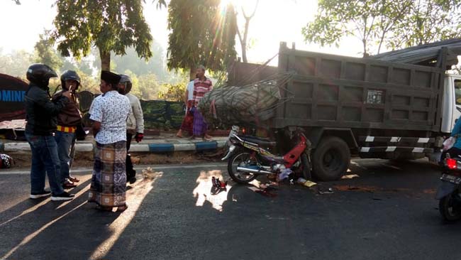 PERHATIAN : Kondisi kendaraan kecelakaan lalu lintas di Jalan Jaksa Agung Suprapto Sampang. (zyn)