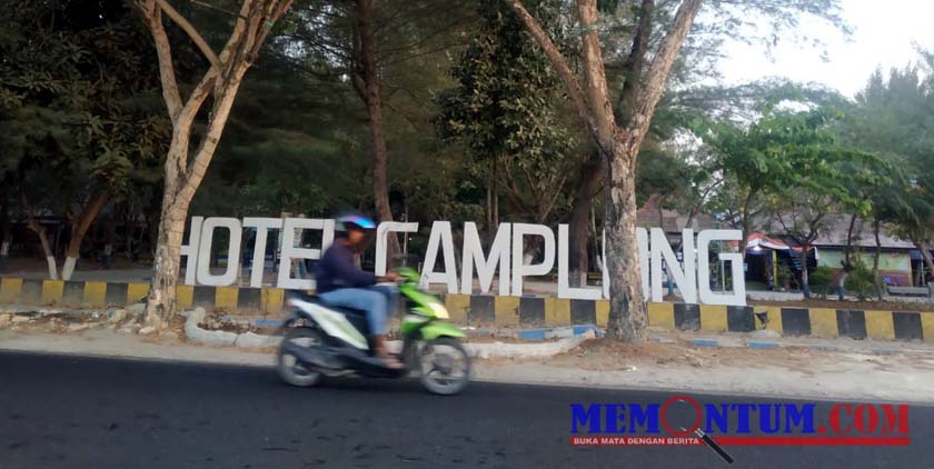 Pengendara nampak melintas di depan kawasan wisata Camplong. (zyn)