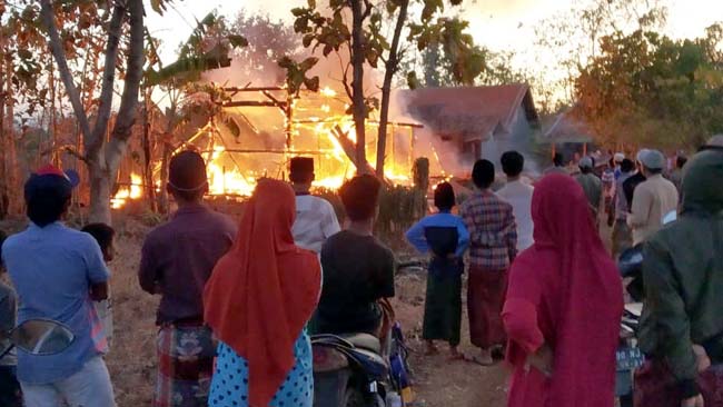 MEMBARA : Kondisi rumah saat dilalap si jago merah. (ist)