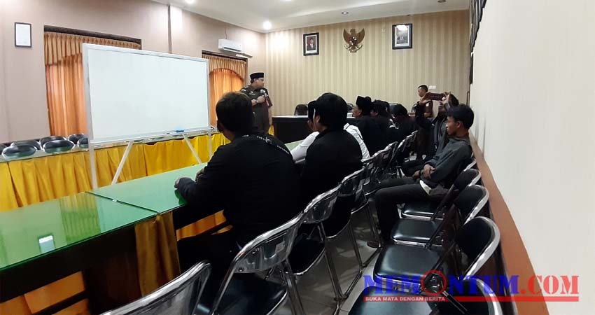 Kasi Pidsus Edi Sutomo saat menjelaskan kepada perwakilan masyarakat Desa Sokobanah Daya dan Jatim Corruption Watch di Kantor Kejaksaan Negeri Sampang. (zyn)