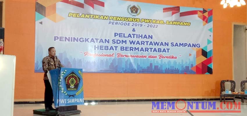 Bupati Sampang H Slamet Junaidi saat menyampaikan sambutan sekaligus membuka pelatihan. (zyn)