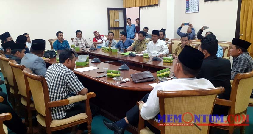 Suasana audensi di ruang rapat bersama di DPRD Kabupaten Sampang. (zyn)