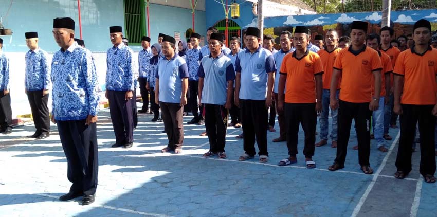 RAPI : Warga binaan dan staf Rutan kelas II B Sampang saat upacara memperingati hari kesaktian pancasila. (zyn)