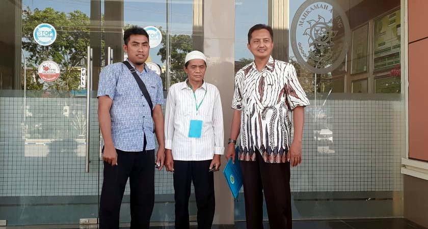 Salim tengah usai melakukan gugatan di Pengadilan Negeri Sampang. (zyn)