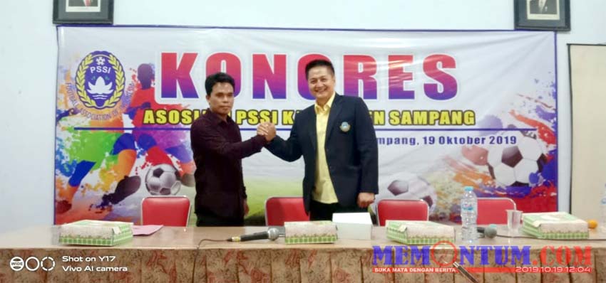 Mohammad Farok (kanan) ketua umum terpilih Askab PSSI Sampang dan M Farid (kiri) Anggota Komite Eksekutif (Exco) PSSI Jawa Timur. (zyn)