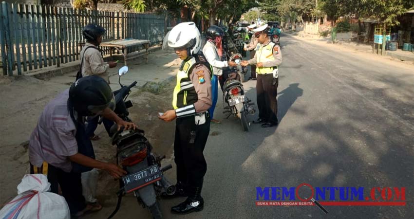 Sat Lantas Polres Sampang saat melaksanakan Giat Ops Zebra Semeru tahun 2019 di Sampang. (zyn)