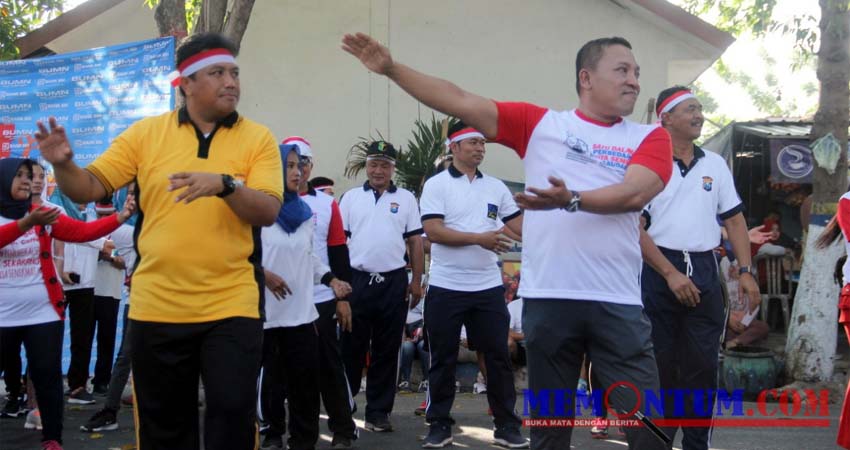 Bupati Sampang H Slamet Junaidi (putih) dan Kapolres Sampang AKBP Didit Bambang Wibowo (kuning) saat senam bersama dalam kegiatan deklarasi Indonesia damai di Lapangan Wijaya Kusuma. (zyn)