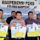 AKBP Didit Bambang Wibowo saat menunjukkan barang bukti pada saat press release di Mapolres Sampang. (zyn)