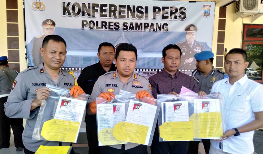 AKBP Didit Bambang Wibowo saat menunjukkan barang bukti pada saat press release di Mapolres Sampang. (zyn)
