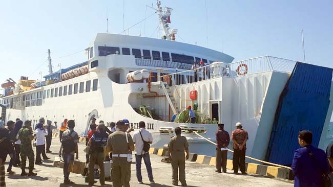 BESAR : KM Dharma Kartika III saat sandar di Pelabuhan Taddan, Kamis (12/9/2019). (zyn)