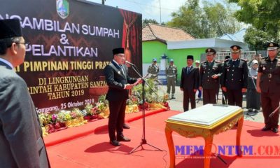 Bupati Sampang H Slamet Junaidi saat membacakan kata pelantikan. (zyn)