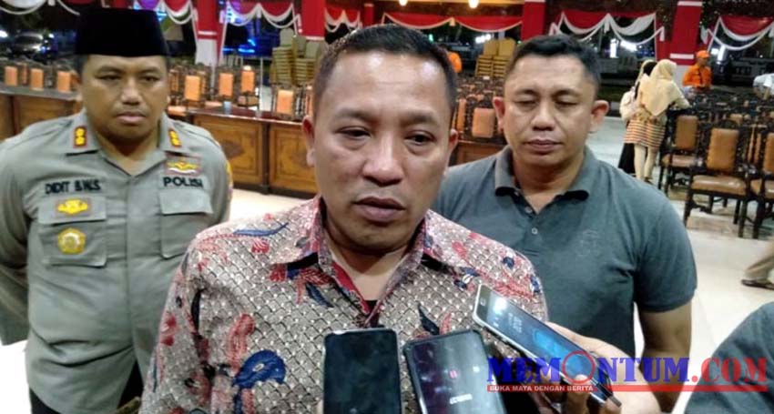 Bupati Sampang H Slamet Junaidi saat diwawancarai Memontum.com dan awak media lainnya. (zyn)