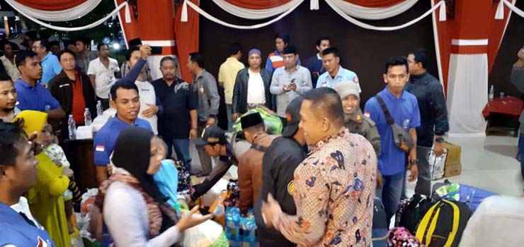 Bupati Sampang H Slamet Junaidi saat menyapa warganya yang baru tiba dari Papua. (zyn)