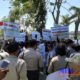 Aliansi Masyarakat Banjar Talela saat melakukan aksi di depan Kantor Pemkab Sampang. (zyn)