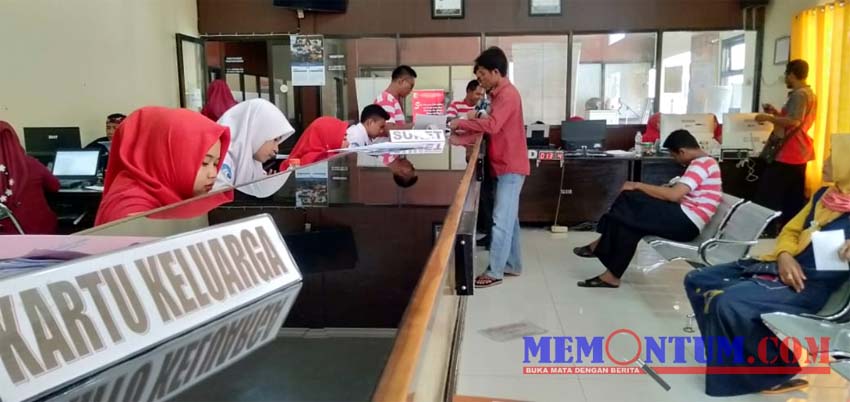 Suasana pelayanan di Dispendukcapil Kabupaten Sampang (zyn)