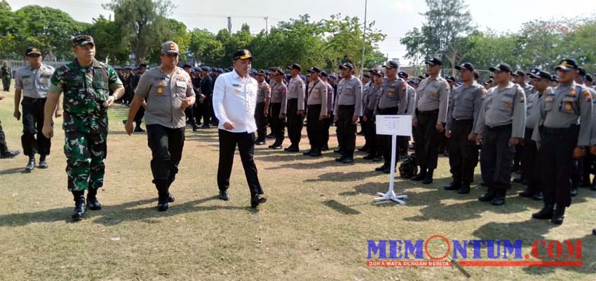 Bupati Sampang, Kapolres Sampang dan Dandim 0828/Sampang saat lakukan pengecekan pasukan pada Apel Pergeseran Pasukan Pengamanan Pilkades. (zyn)