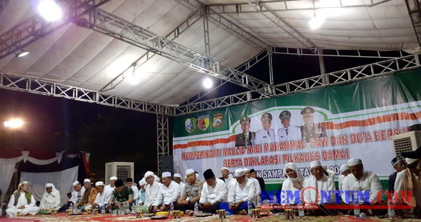 Suasana acara peringatan Maulid Nabi Muhammad dan Doa Bersama serta Deklarasi Pilkades Damai di Lapangan Wijaya Kusuma, Senin (18/11/2019) malam. (zyn)