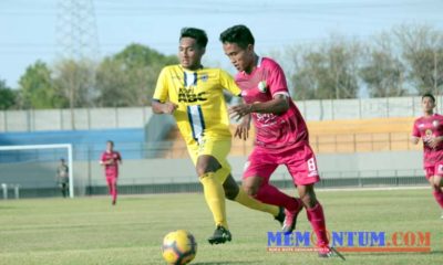 Persesa Sampang (merah) saat menghadapi Putra Sinar Giri (kuning) di 16 besar liga 3 regional zona Jawa Timur (zyn)