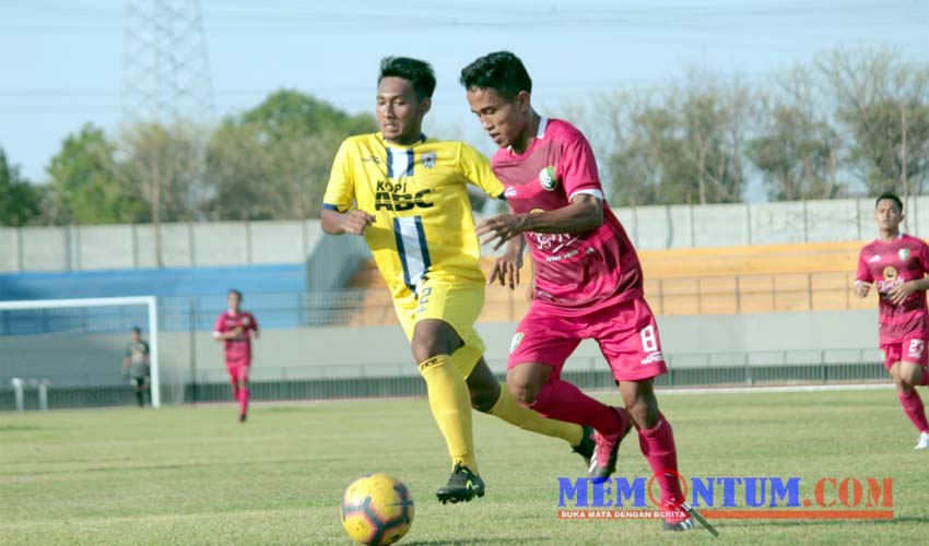 Persesa Sampang (merah) saat menghadapi Putra Sinar Giri (kuning) di 16 besar liga 3 regional zona Jawa Timur (zyn)