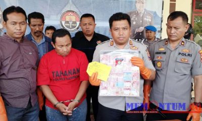 Kapolres Sampang AKBP Didit BWS saat menunjukkan barang bukti penipuan umroh di samping pelaku penipuan H Rasat (tengah). (zyn)