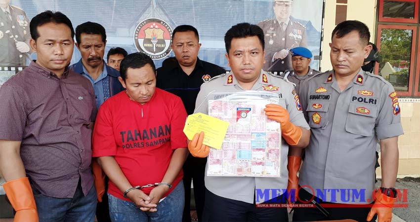 Kapolres Sampang AKBP Didit BWS saat menunjukkan barang bukti penipuan umroh di samping pelaku penipuan H Rasat (tengah). (zyn)