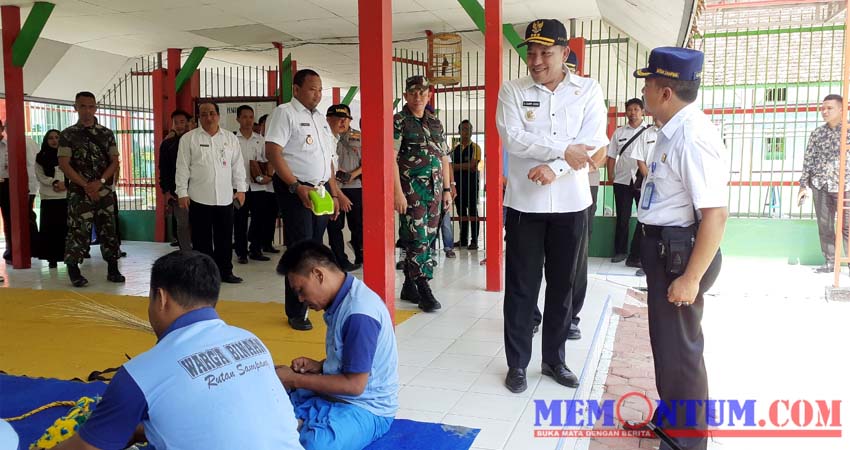 Bupati Sampang H Slamet Junaidi menyaksikan warga binaan yang sedang mengerjakan kerajinan peccot. (zyn)