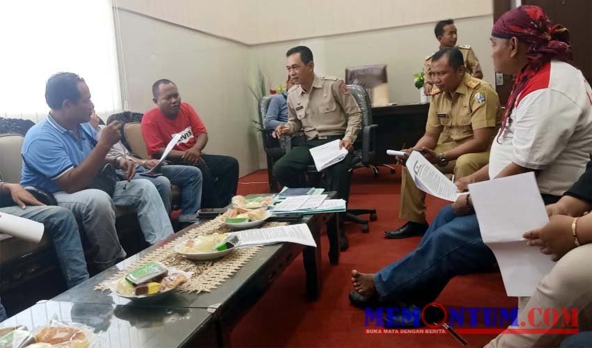 Suasana pertemuan DPP GAIB dengan Plt Kepala Bakesbangpol Sampang Anang Djonaedi di Kantor Bakesbangpol Sampang.(zyn)