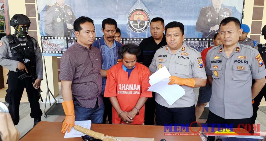 Kapolres Sampang AKBP Didit BWS (kiri) saat memperlihatkan pelaku pencurian laptop dan handphone (zyn)