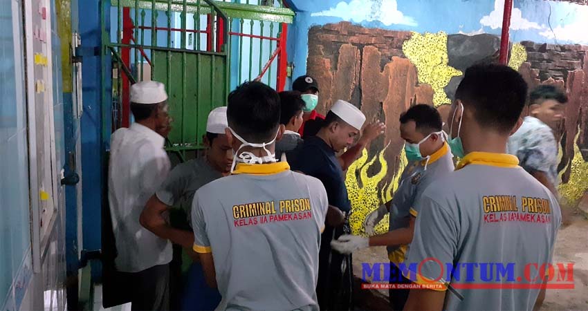 Petugas gabungan saat memeriksa satu-persatu warga binaan atas barang bawaannya. (zyn)