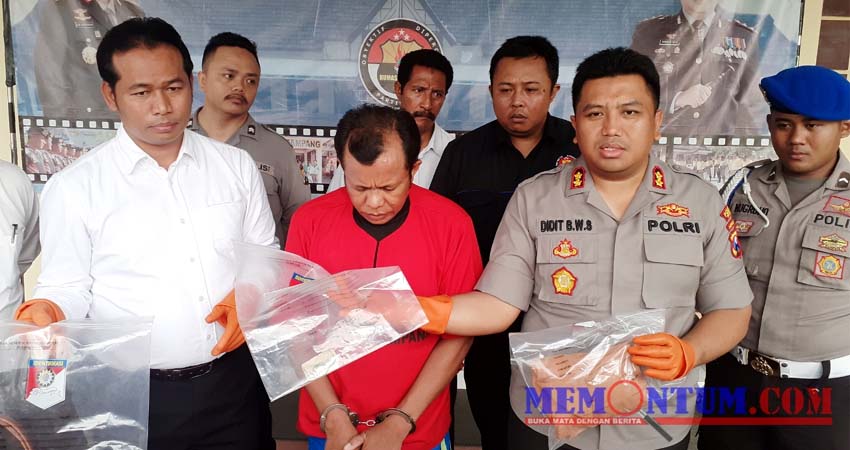 Kapolres Sampang AKBP Didit BWS (kanan) saat menunjukkan barang bukti. (zyn)