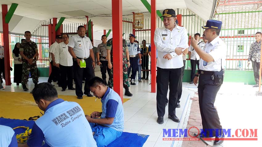 Bupati Sampang H Slamet Junaidi saat melakukan kunjungan ke Rutan kelas II B Sampang, (20/11/2019). (zyn)