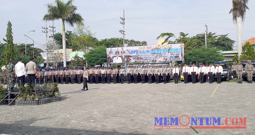 Suasana apel gelar pasukan ops lilin semeru 2019 di Halaman Mapolres Sampang. (zyn)