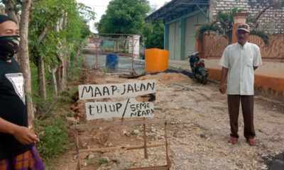 Akses jalan ditutup sementara oleh warga akibat perbaikan rabat beton di Dusun Panjelin, Desa Sekobanah Daya, Sampang, Jawa Timur