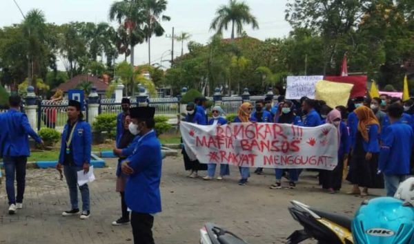 Respon Laporan Masyarakat dan Hasil Investigasi dalam Penyaluran BPNT, PC PMII Sampang Gelar Aksi di Kantor Pemkab dan DPRD